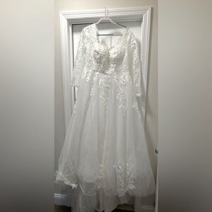 NWOT Size 18 New never worn wedding dress
